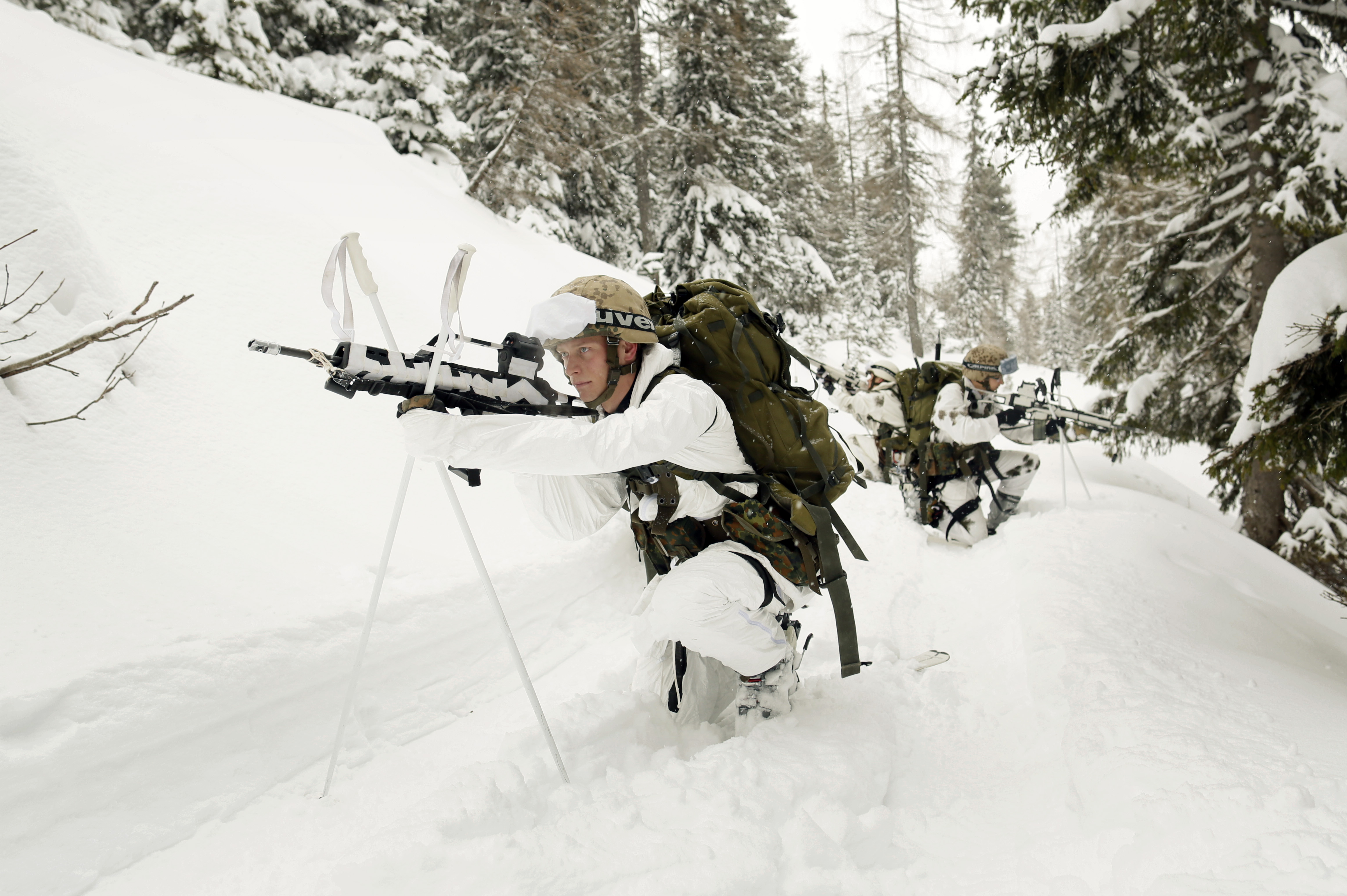 Армейский зим. Солдат зимой. Разведка зимой. Военные лыжники. Спецназ на лыжах.